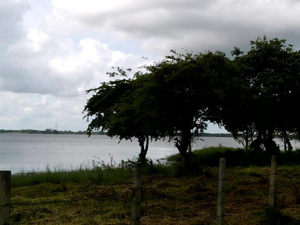 Lake Side Hotel Anuradhapura Kültér fotó